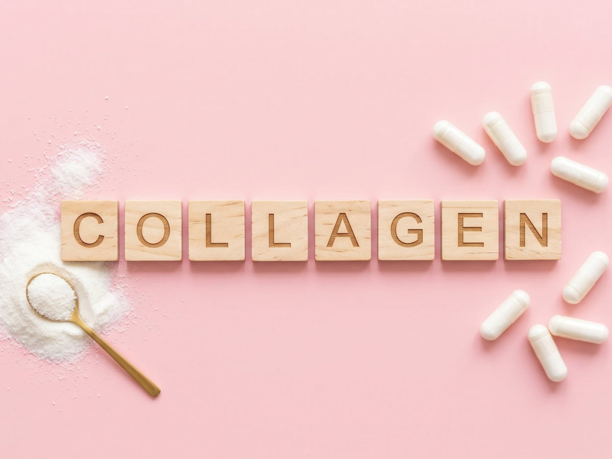 The word collagen in wooden tiles with powder and capsules on pink